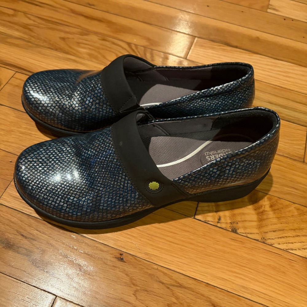 Work Wonders by Dansko Camellia Blue Metallic Snakeskin Clogs Shoes Womens 38